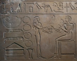 Detalj av lettelse med tjener som viser juveler til dronningen, fra Sarcophagus of Queen Kawit, Temple of Mentuhotep II, Deir el Bahari, Egypt