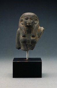 Hode og skuldre til en kvinne fra en gruppestatue, sannsynligvis en begravelsesdyade, Middle Kingdom (basalt) av Egyptian 12th Dynasty