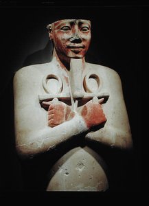 Statue av Sesostris I (ca. 1918-1875 f.Kr.) holder ankhen i begge hender krysset over brystet, fra Karnak-tempelet, New Kingdom (malt stein)