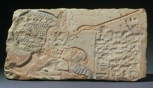 A Kiss, et relieff av dronning Nefertiti som kysser en av døtrene hennes, fra Hermopolis, New Kingdom, Amarna-perioden (malt kalkstein)