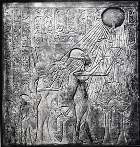 Akhenaten (Amenhotep IV) kjetter farao, regjerte fra ca 150 f.Kr., her sammen med Nefertiti og deres to døtre som ga gaver til solen. Relieff opprinnelig i Temple of Sun, Theben. Linplagg av Egyptian 18th Dynasty