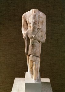 Amun beskytter Amenhotep III (1382-44 f.Kr.) fra tempelet til Amun, Karnak (kalkstein)