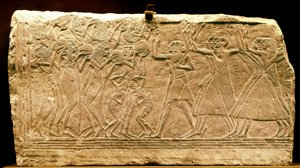 Det gamle Egypt: lavt relieff som representerer en prosesjon med danser. Nytt imperium. Regne av Ramses II. 1300-tallet f.Kr. Kairo museum. Egypt av Egyptian 18th Dynasty