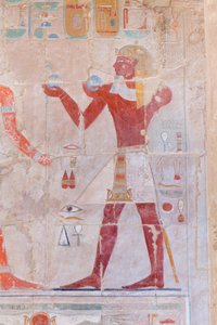 Basrelieffbilde som viser en farao som gir offer, Hatshepsut-tempelet til Deir Al Bahari, Luxor, Egypt (bilde) av Egyptian 18th Dynasty
