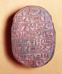 Base av en ekteskapsskarabé av Amenhotep III (ca. 1417-1379 f.Kr.) og dronning Tiye, New Kingdom, ca. 1391-1353 f.Kr.