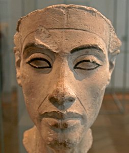 Byste av Nefertiti (c1370-c1330 f.Kr.) Store kongelige hustru (hovedkonsort) til den egyptiske farao Akhenaten. Nefertiti og mannen hennes var kjent for en religiøs revolusjon. De begynte å tilbe bare én gud, Aten, solskive. av Egyptian 18th Dynasty