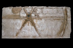 Utskåret og malt kalksteinsblokk med avbildning av et vognhjul, 1353-35 f.Kr. (kalkstein)