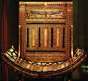 Ceremonial Chair of Tutankhamun, detail of the curved seat and back, New Kingdom, c.1325 BC (gilded and inlaid wood) (detail of 59232) av Egyptian 18th Dynasty