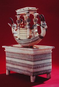 Skrin med en båt dekorert med to hoder av en syrisk steinbukk og to kvinnelige skikkelser som antas å være prinsesse Mutnedjmet, fra graven til Tutankhamon (ca. 1370-1352 f.Kr.) New Kingdom (alabaster) (se også 14)