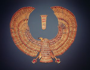 Krage i form av gribbgudinnen Nekhbet, fra graven til Tutankhamon (ca. 1370-1352 f.Kr.) New Kingdom (gull innlagt med halvedelstener) (se også 153789)