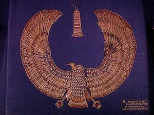 Halsbånd i form av gribbgudinnen Nekhbet, fra graven til Tutankhamon (ca. 1370-52 f.Kr.) New Kingdom (gull innlagt med halvedelstener) (se også 227994)