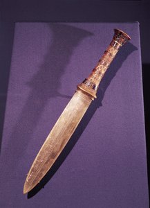 Dolk, fra Tutankhamons grav (ca. 1370-1352 f.Kr.) New Kingdom (gull- og cloisonneverk av halvedelstener og glass)