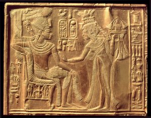 Detalj fra Tutankhamons gyldne helligdom (ca. 1370-52 f.Kr.) som viser dronningen som salver ham med duftende unguent, New Kingdom (tre overlagt med gesso dekket med arkgull)