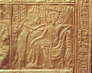 Detalj fra den lille helligdommen til Tutankhamon som viser dronningen som fester et halskjede rundt kongenes hals, New Kingdom, ca. 1340 f.Kr. (gullbelagt) (se også 228562)