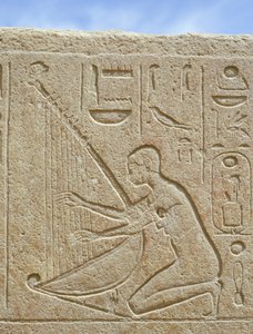 Detalj av et relieff som forestiller en musiker, Karnark (foto) av Egyptian 18th Dynasty