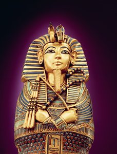 Detalj av frontbildet av en av de baldakinske kistene, fra Tutankhamons grav, New Kingdom (banket gull innlagt med farget glass og cornelian) av Egyptian 18th Dynasty