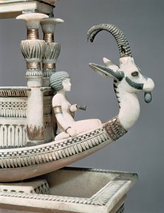 Detalj av baugen på en båt med hodet til en syrisk steinbukk og en skikkelse som antas å være prinsesse Mutnedjmet, fra graven til Tutankhamon (ca. 1370-52 f.Kr.) New Kingdom (alabaster) (se 149413) av Egyptian 18th Dynasty