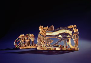 Djed pilar pectoral og wedjet eye pectoral, fra Tutankhamons grav (ca. 1370-1352 f.Kr.) New Kingdom (gull cloisonne med glasspasta) (se også 149410)