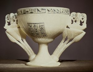 Drikkebeger i form av en halvåpnet lotusblomst, funnet ved inngangen til graven til Tutankhamon (ca. 1370-52 f.Kr.) New Kingdom (alabaster) (se også 162302 & 228555)