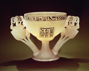 Drikkebeger i form av en halvåpnet lotusblomst, funnet ved inngangen til graven til Tutankhamon (ca. 1370-1352 f.Kr.) New Kingdom (alabaster) (se også 162302 & 149480)