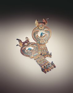 Øredobber med hybridfugler med vinger av falker og ender, fra Tutankhamons grav (ca. 1370-1352 f.Kr.) New Kingdom (gull innlagt med farget glass og fajanse)