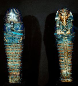 Egyptisk antikvitet: Cisele gullsarkofag pleide å inneholde avdødes innvoller. Fra skattmesteren til Tutankhamun (hele Ankh-amun eller Tutankhamon) (1345-1327 f.Kr.) 18. dynasti. funnet i Kongenes dal, Theben. 1342 f.Kr. Kairo, egyptisk museum av Egyptian 18th Dynasty