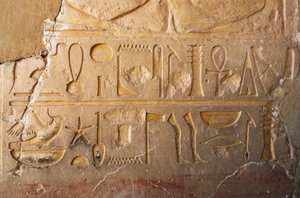 Egyptisk antikvitet: detalj av en inskripsjon med patron og hieroglyfer som representerer langt liv og velstand. Tempel dedikert til dronning Hatshepsut (Hatshepsut) (1479 f.Kr. - 1457 f.Kr.) Deir el Bahari, Egypt av Egyptian 18th Dynasty