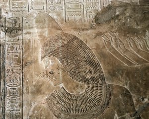 Egyptisk antikvitet: relieff fra graven til Kha em Het (Khaemhat) inspektør av loftene og skriver ved hoffet til Amenophis III (TT57) som viser en karakter som har på seg en kjegle. 18. dynasti. 1530-1290 f.Kr. Vallee des Nobles. Luxor, Vestbredden, Egypt av Egyptian 18th Dynasty