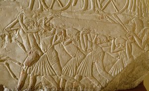 Egyptisk antikvitet: slaver som bærer en obelisk under de store verkene til det faraoniske Egypt. Detalj av et relieff fra graven til en høytstående tjenestemann fra det sene 18. dynastiet. 1570-1320 f.Kr. Bologna, Civico Museo Archeologico av Egyptian 18th Dynasty