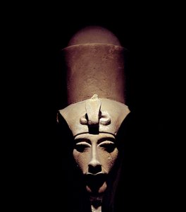 Egyptisk antikvitet: statue av Amenhotep IV (Amenophis IV eller Akhenaton) som bærer den doble kronen. 1301 f.Kr. 18. dynasti. Detalj av skulpturen. Fra tempelet til Amon Ra i Theben. Luksor (Luxor eller eller Luqsor). Luxor museum. Egypt av Egyptian 18th Dynasty