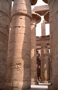 Egyptisk antikvitet: utsikt over søylene i hypostilrommet til Amon-tempelet. Nettstedet til Karnak i Luxor, Egypt av Egyptian 18th Dynasty