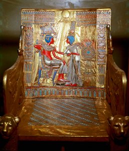 Egyptisk antikvitet: en trone i gyllent tre og malt av Tutankhamon som en del av faraos Tresor. Representasjon av dronning Ankhesenpaaton (Ankhesenpaamon, Ankhesenamon) som masserer med olje skulderen til hennes bror og kone Tutankhamun under th av Egyptian 18th Dynasty