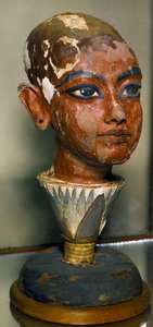 Egyptisk antikvitet: portrett av den unge farao Tutankhamun (helt Ankh-amun eller Tutankhamun) støttet av et lotusblad. Malt treskjæring. Fra Tresor av Tutankhamon. Egyptisk museum, Kairo. av Egyptian 18th Dynasty