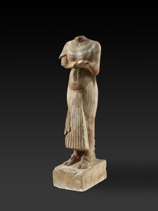 Figur av farao Akhenaten som holder et offerbord (utskåret og malt sandstein)