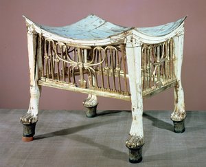 Fotskammel brukt av barnekongen i begynnelsen av hans regjeringstid, fra graven til Tutankhamon (ca. 1370-52 f.Kr.) New Kingdom (malt og forgylt tre) (se også 391015)