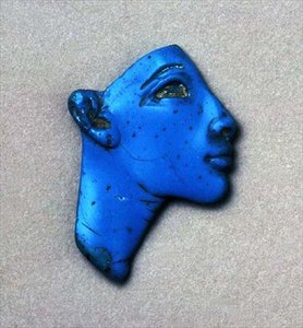 Fragment av innlegg av et kongelig hode, fra Amarna, New Kingdom (ugjennomsiktig turkis) (detalj av 44958) av Egyptian 18th Dynasty