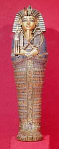 Forfra av en av de baldakinske kistene, fra Tutankhamons grav (ca. 1370-1352 f.Kr.) New Kingdom (banket gull innlagt med farget glass og cornelian) (se også 227990-92)
