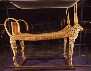 Begravelsesseng i form av den hellige kua, fra Tutankhamons grav (ca. 1370-52 f.Kr.) New Kingdom, ca. 1336-1327 f.Kr. (forgylt og stukkaturtre)