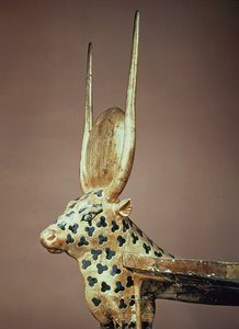 Begravelsessengehode i form av den hellige ku, fra graven til Tutankhamon (ca. 1370-52 f.Kr.) New Kingdom (forgylt og stukkatur)