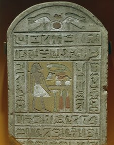 Begravelsesstele til Ibi, mester i kammeret i det kongelige palasset Den avdøde før begravelsesofferet Øverst, beskyttelsesøyne og hieroglyfen "Shen" som betyr "evighet" av Egyptian 18th Dynasty
