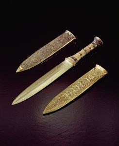 Gulldolk og skjede, fra Tutankhamons grav (ca. 1370-1352 f.Kr.) New Kingdom (gull innlagt med halvedelstener)