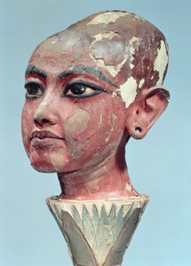 Hodet for barnekongen Tutankhamon (ca. 1370-52 f.Kr.) som dukker opp fra en lotusblomst, funnet ved inngangen til graven, New Kingdom (støkket og malt tre) (se også 228554)