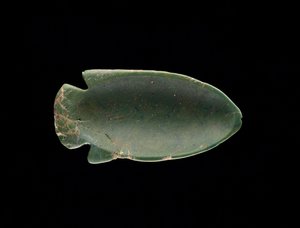 Innsiden av et fiskeformet fat (glass) (se også 182794)