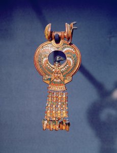 Venstre øredobber fra et par øredobber med en blåfugl, fra graven til Tutankhamon, Kongenes dal, Theben, ca. 1347-37 f.Kr. (gull og smeltet glass) (344029) av Egyptian 18th Dynasty