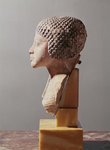 Venstre profil av hodet til en prinsesse fra familien til Akhenaten, New Kingdom (malt kalkstein) (se også 107940, 116813, 370211)