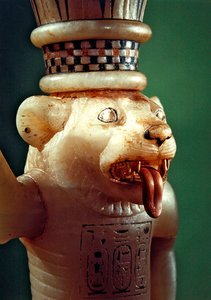 Pleomorphic unguent vase, fra Tomb of Tutankhamun, New Kingdom (alabaster) (detalj av 391031) av Egyptian 18th Dynasty