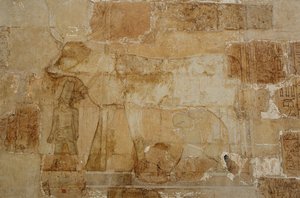 Dronning Hatshepsuts likhustempel: Hathor-kapellet, gudinnen i sin kvegform, med krone, blir matet av Hatshepsut (fotografi) av Egyptian 18th Dynasty