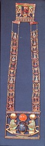Halskjede av den stigende solen, fra graven til Tutankhamon (ca. 1370-52 f.Kr.) New Kingdom (gull innlagt med halvedelstener)