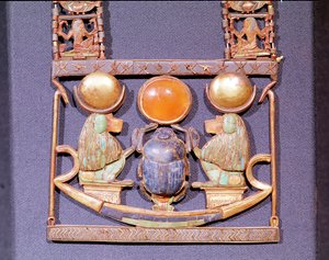 Halskjede av den stigende solen, fra graven til Tutankhamon (ca. 1370-52 f.Kr.) New Kingdom (gull innlagt med halvedelstener) (detalj av 153788) av Egyptian 18th Dynasty