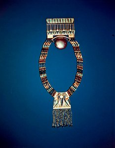 Halskjede med månebryst, fra Tutankhamons grav, New Kingdom (elektrum, feltspat, lapis lazuli og gullperler)